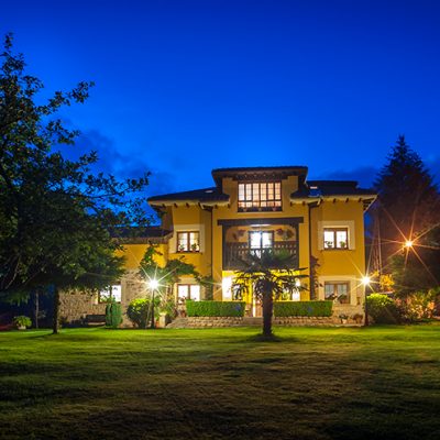 La casona brilla en las noches frescas del valle del Güeña